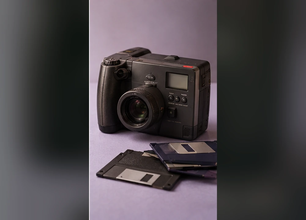 Editorial category artwork for Apple QuickTake 100; not an authenticated model photo